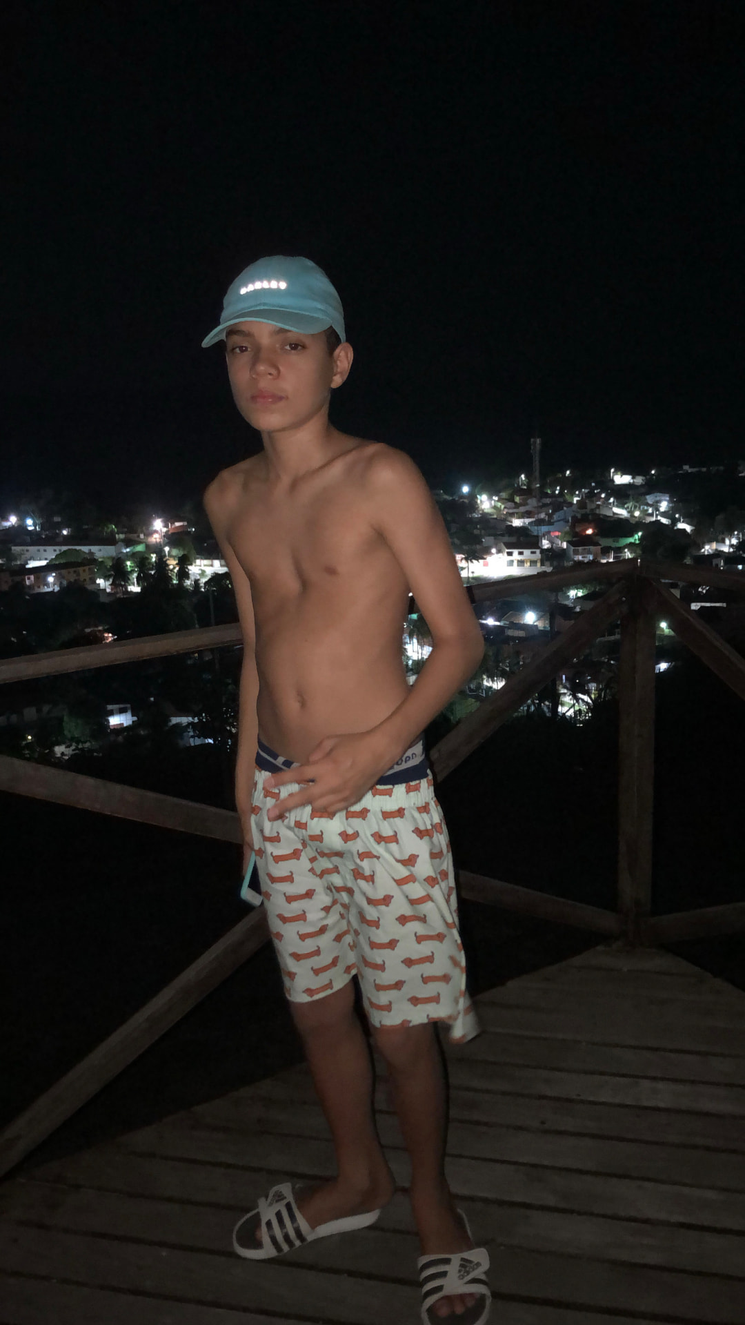 Paulo antes da transformação, muito magro e usando boné azul