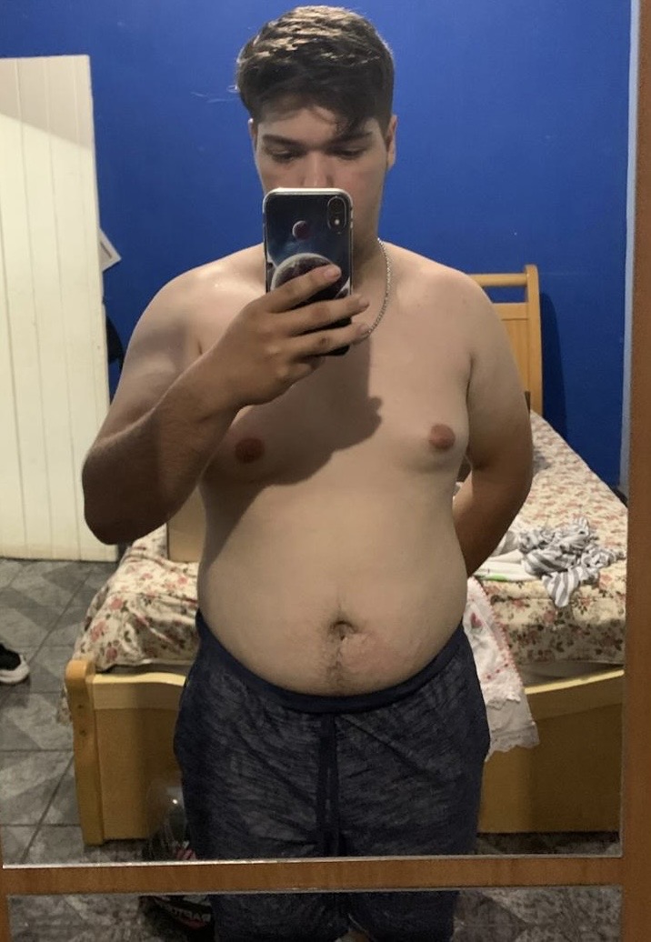 Rafael antes da transformação, tirando uma foto no espelho